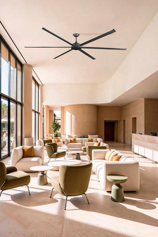 Ventilador de techo ROTTERDAM 30 XXL negro de FARO modelo 34211 en ambiente de sala espaciosa, diseño moderno sin luz para ventilación eficiente en espacios grandes, motor DC con 6 velocidades y mando a distancia, ideal para techos inclinados.