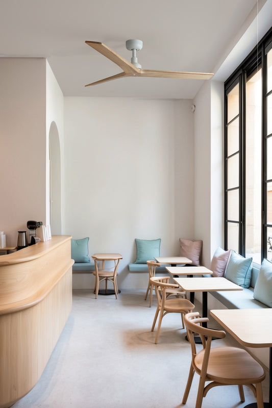 Ventilador de techo KLIM M blanco y pino de FARO 34280WW en ambiente hogareño, motor DC sin luz, ventilación con función inversa para hogar y oficina