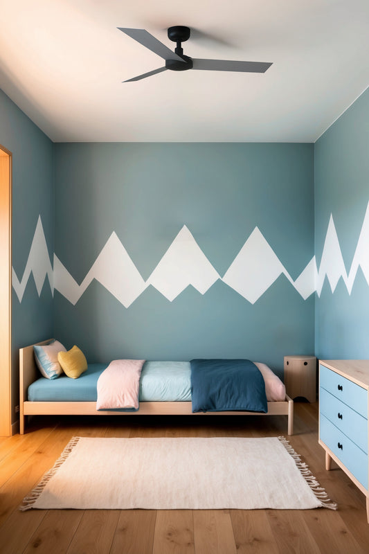 Ventilador de techo CRUISER S en negro y aluminio de FARO modelo 34285, instalado en ambiente moderno con techos inclinados, motor DC eficiente para ventilación óptima, sin luz integrada y control por mando a distancia.