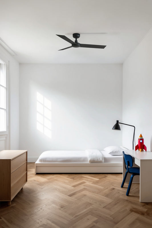 Ventilador de techo CRUISER S negro de FARO (modelo 34289) en ambiente moderno de sala con techos inclinados, diseño contemporáneo, motor DC eficiente, mando a distancia y ventilación óptima sin luz integrada.