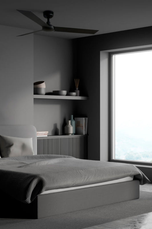 Ventilador de techo CRUISER L negro de FARO modelo 34291 en ambiente moderno de sala luminosa, sin luz integrada, motor DC eficiente con 6 velocidades y mando a distancia, ideal para techos inclinados y ventilación óptima en interiores contemporáneos.