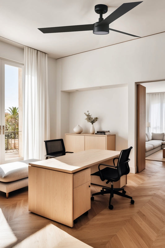 Ventilador de techo LED CRUISER L negro mate WIZ de FARO 34291WW-1TW en ambiente hogareño, con luz integrada, motor DC regulable y ventilación eficiente.