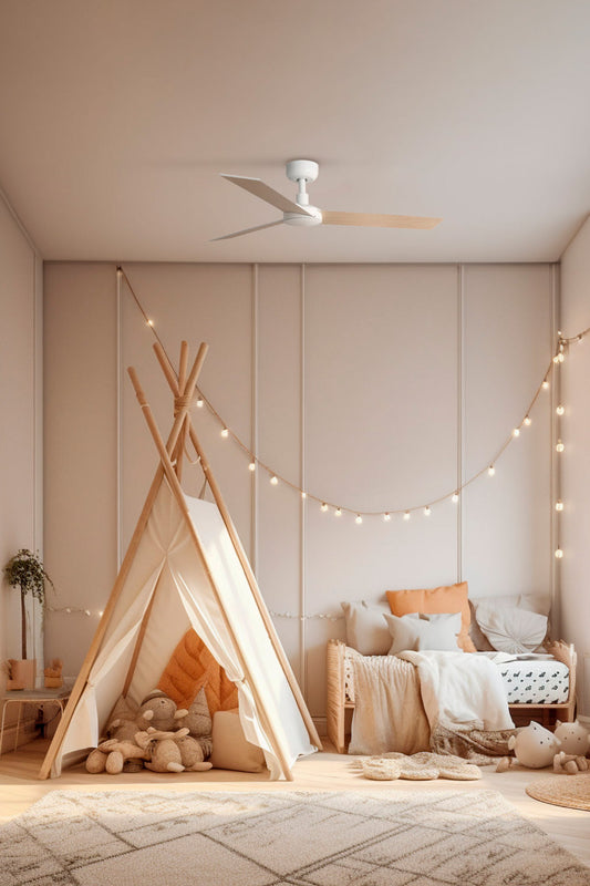 Ventilador de techo RUDDER S en blanco y fresno de FARO modelo 34295 instalado en ambiente moderno con techos inclinados, motor DC compacto, aspas reversibles de madera plywood y mando a distancia para ventilación eficiente.