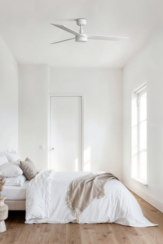 Ventilador de techo con luz LED RUDNER L en blanco mate y fresno, modelo FARO 34297WW-1TW, en ambiente hogareño con ventilación reversible, motor DC y mando a distancia.