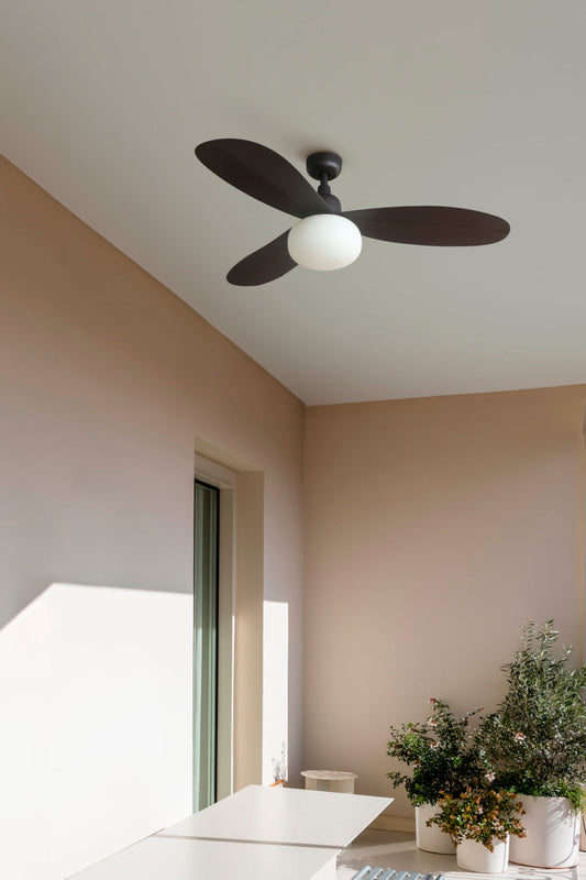 Ventilador de techo PALMA M marrón IP44 de FARO modelo 34301-11L en ambiente interior-exterior, con luz integrada y motor DC eficiente para ventilación óptima.