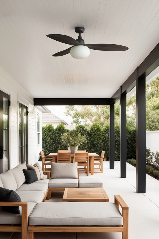 Ventilador de techo PALMA M marrón FARO 34301WT-11L en ambiente exterior, con luz E27, motor DC IP44 y compatibilidad smart Tuya para ventilación eficiente.