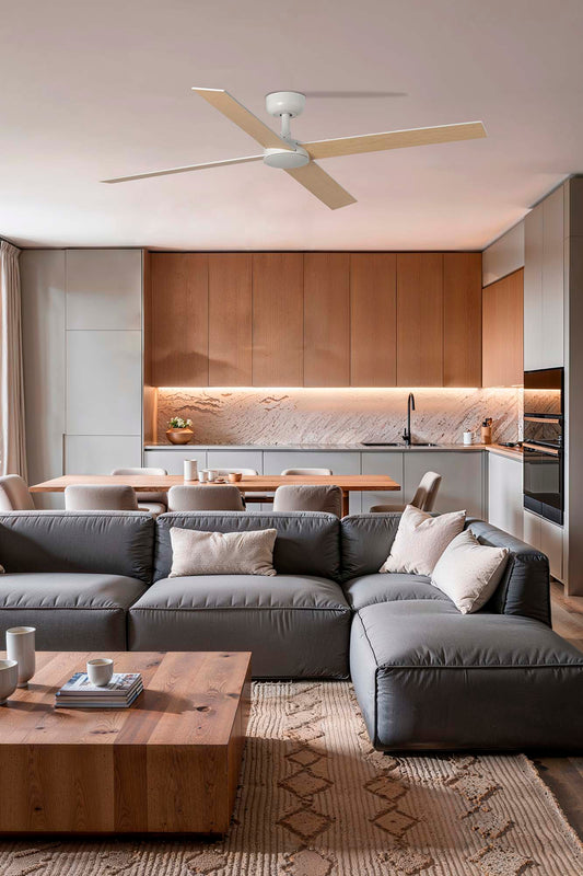 Ventilador de techo RUDDER L 4 en blanco y fresno de FARO (modelo 34355) instalado en ambiente hogareño moderno, con motor DC eficiente, palas reversibles para ventilación óptima y mando a distancia incluido, sin luz, ideal para el hogar.