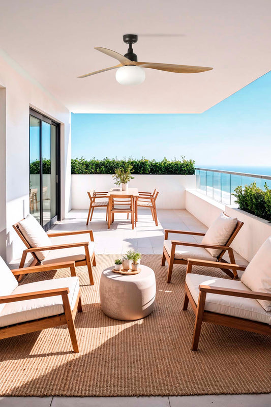 Ventilador de techo OUTWOOD L marrón IP44 FARO 34360WT-11L en ambiente exterior con luz LED y control smart Tuya, diseño roble para ventilación en terrazas y patios.