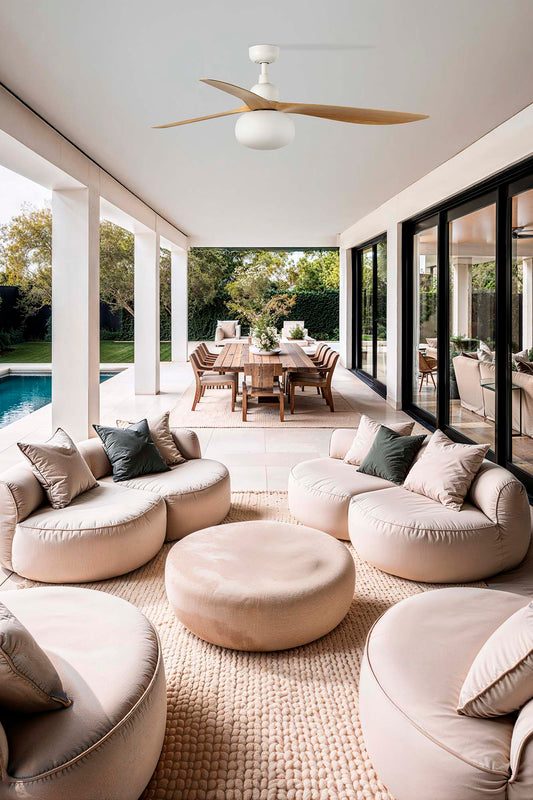 Ventilador de techo OUTWOOD L en blanco y roble con luz integrada, modelo FARO 34361-11L de la colección 3436, IP44 para exteriores, ideal para ventilación en terrazas y patios luminosos.