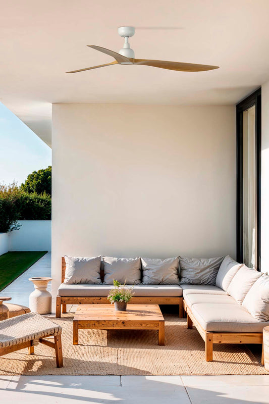 Ventilador de techo OUTWOOD L en blanco y madera roble IP44 de Faro para exteriores, con motor DC, palas reversibles y mando a distancia, ideal para ventilación en terraza o jardín