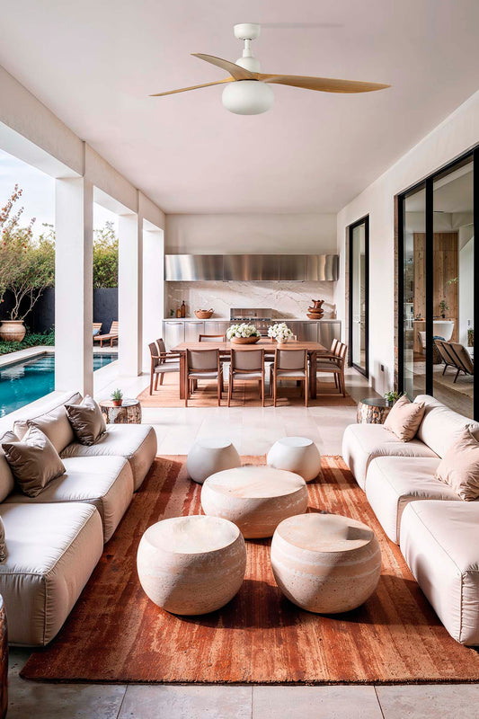 Ventilador de techo OUTWOOD L blanco y roble de FARO modelo 34361WT-11L en ambiente exterior con luz IP44, ventilación smart Tuya para patios y terrazas