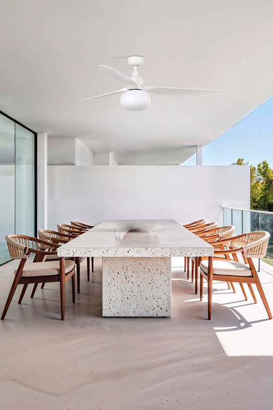 Ventilador de techo con luz OUTWOOD L blanco IP44 de Faro modelo 34363-11L en ambiente exterior, con motor DC, palas reversibles de ABS, ventilación eficiente y mando a distancia para uso indoor-outdoor resistente al agua.