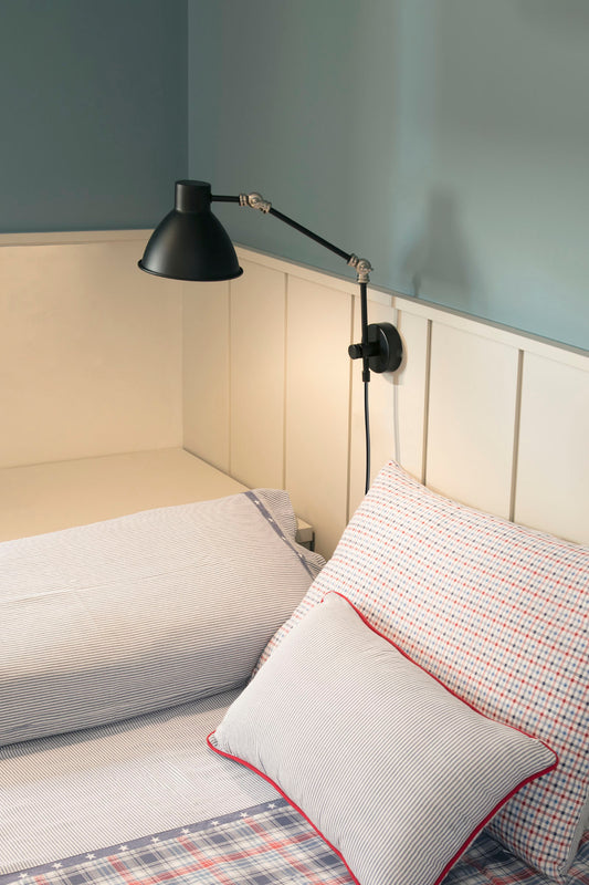 Lámpara de pared CELIA negro mate FARO modelo 40070 en ambiente interior, aplique articulado de acero para rincón de lectura, luminaria de superficie iluminación hogar.