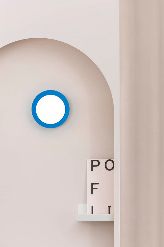 Aplique plafón MAY Azul FARO 40097 en ambiente interior de baño, luminaria de superficie moderna en acero y cristal con IP44, iluminación LED para pared.