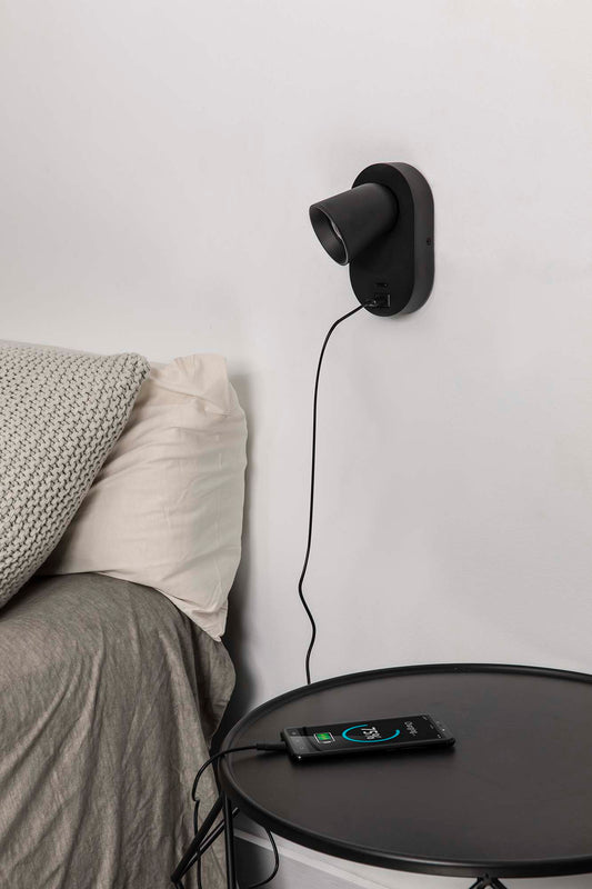 Aplique de pared CORB USB C negro de FARO modelo 40136N en ambiente interior luminoso, luminaria de superficie orientable en aluminio con puerto USB C para iluminación funcional