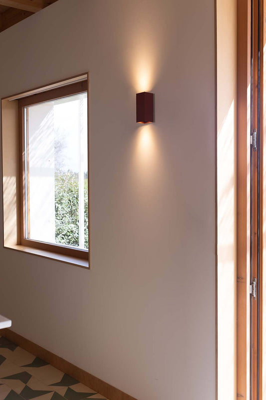 Aplique de pared LUNE 2L terracota FARO 40568 en ambiente interior rústico, luminaria superficie para pared con bombillas GU10 LED, iluminación deco hogar