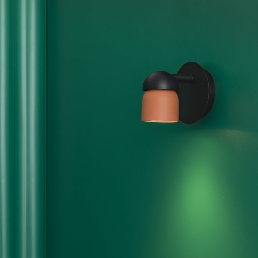 Aplique de pared COCO negro y terracota modelo 40663 de FARO en ambiente interior de hogar, luminaria de superficie en ABS y acero para iluminación residencial