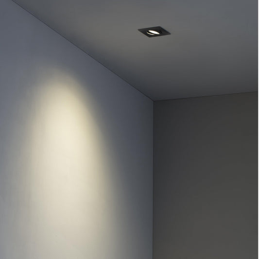 Luz empotrable RADON SQ negra de FARO modelo 43406 en entorno interior, luminaria de aluminio orientable para techo e iluminación hogar