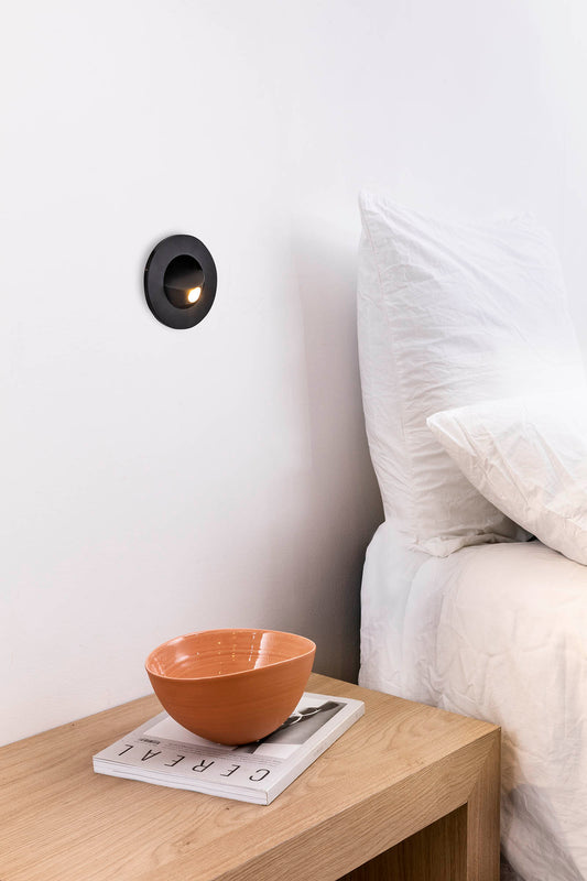 Luminaria empotrable LED CLICK negra FARO 43601 en ambiente interior, faro de aluminio en pared con luz cálida para lectura nocturna