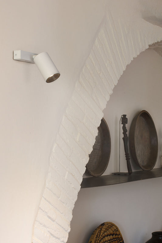 Aplique plafón STAN blanca orientable de FARO modelo 43740 en ambiente interior moderno, luminaria LED GU10 para pared, faro aplique pared blanca y ajustable.