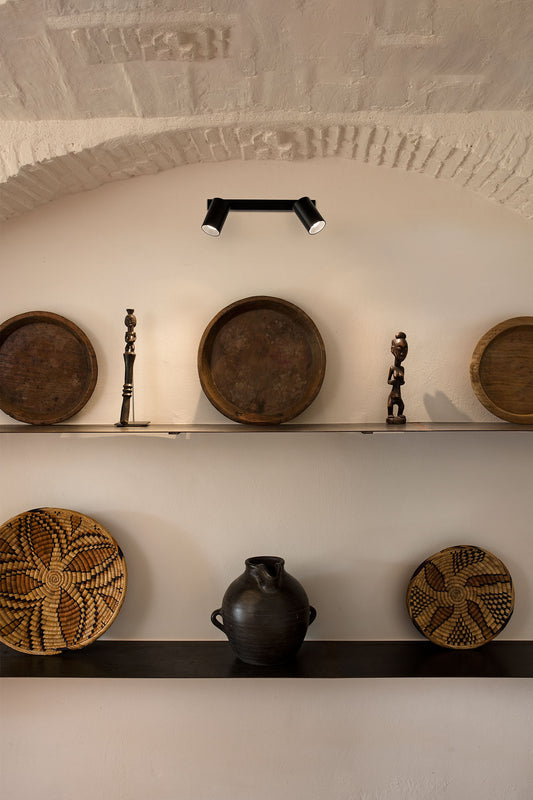 Imagen ambiente de aplique plafón STAN 2L negro mate de aluminio, luminaria interior orientable con bombillas GU10 LED, instalado en pared de habitación moderna, iluminación Faro 43743