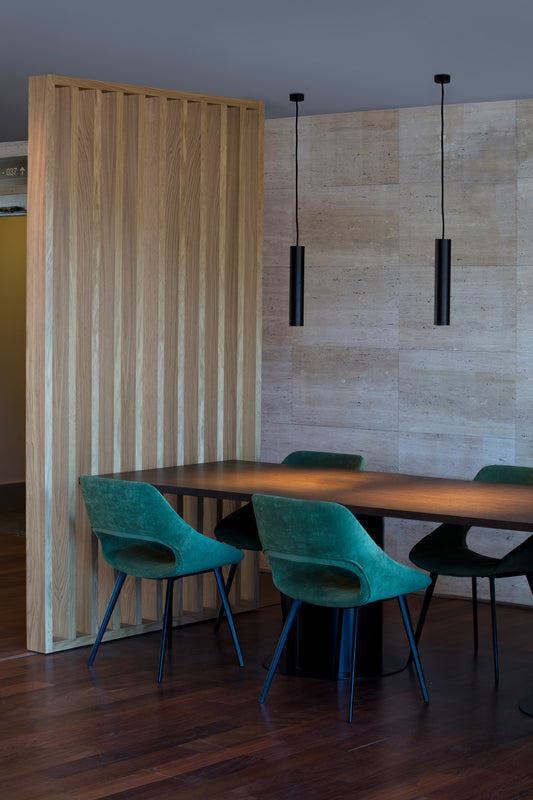 Lámpara colgante STAN negra de FARO en ambiente interior moderno, diseño de aluminio LED para iluminación suspensión con estilo contemporáneo