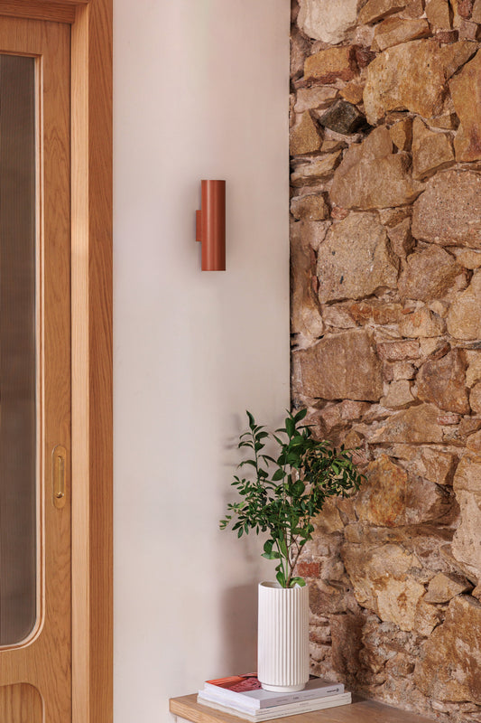 Aplique de pared STAN 2L en terracota de FARO (43766) en ambiente interior minimalista, luminaria de superficie con bombillas GU10 LED para iluminación del hogar adaptable