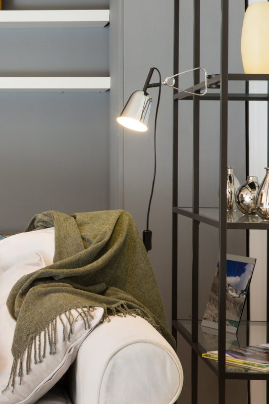 Lámpara pinza STUDIO en cromo y blanco de FARO modelo 51134, diseño Nahtrang para luz de lectura en iluminación de escritorio, clip para estantería en ambiente interior moderno