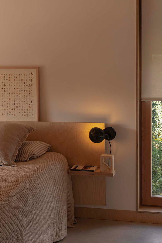 Lámpara BELA sobremesa con pinza negra FARO 56100 en ambiente interior moderno, diseño versátil de acero para iluminación interior