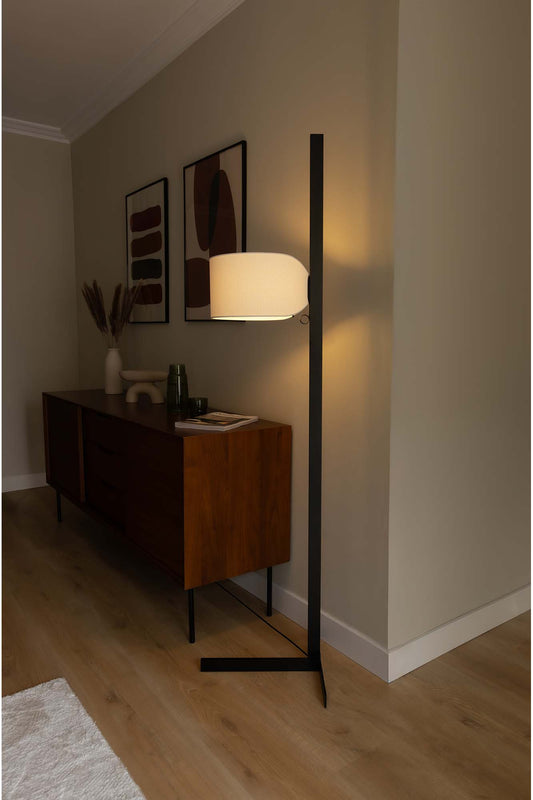 Lámpara de pie STAND UP negra con pantalla de lino en ambiente de salón moderno, diseño FARO 57211-04, iluminación regulable en altura con aluminio mate