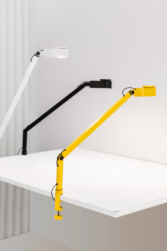 Lámpara de pinza Inviting Blanca FARO modelo 57315 en ambiente interior, luminaria de superficie en aluminio con LED regulable para iluminación hogar, lectura y trabajo.