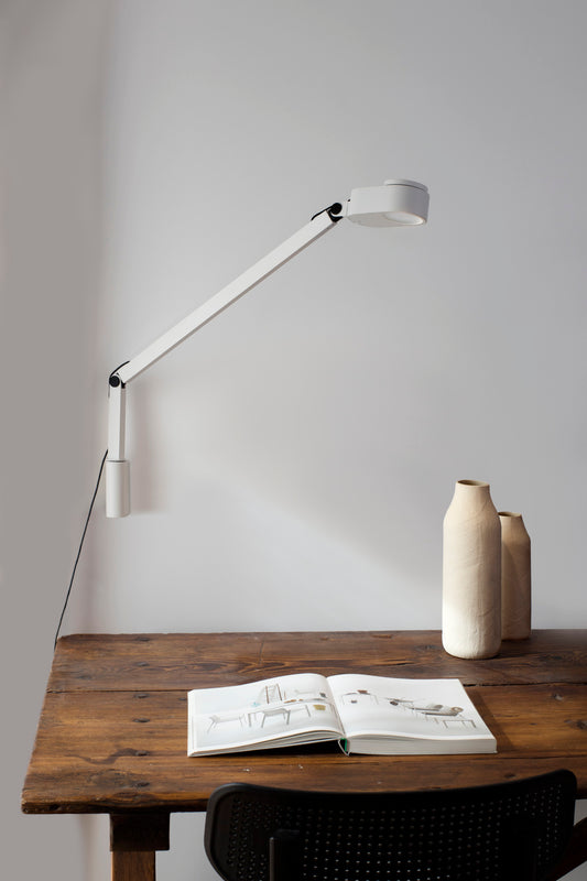 Aplique de pared INVITING de FARO modelo 57318 en blanco mate con brazo orientable, luminaria LED regulable de aluminio para interiores, en ambiente de estudio para lectura y trabajo