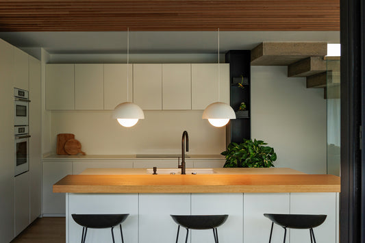 Lámpara colgante MARISOL blanca de FARO modelo 60012 en ambiente interior minimalista, fabricada en acero y cristal con iluminación LED regulable para hogar moderno