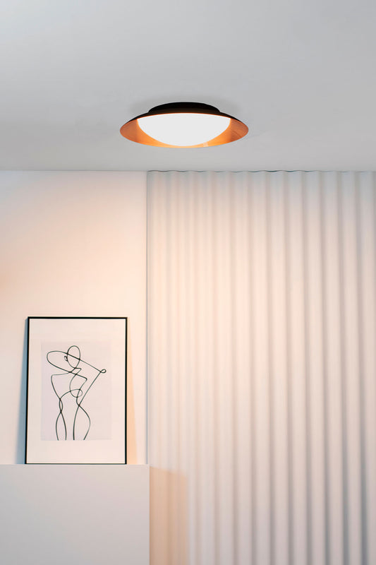 Plafon SIDE 450 negro cobre 20W LED de FARO (modelo 62147) en ambiente interior: luminaria superficie moderna en acero y cristal, emitiendo luz cálida para diseño contemporáneo en techo residencial