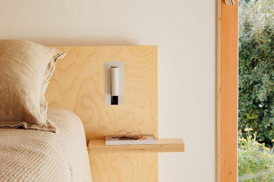 Aplique lector GABO USB C blanco mate de FARO en ambiente interior moderno, luminaria de superficie LED para pared, iluminación hogareña Faro Lab