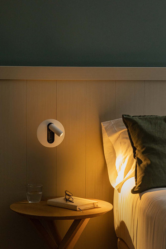 Aplique de pared TIMIT USB C Lector en blanco de FARO modelo 62760, luminaria LED de superficie para interior con diseño minimalista, iluminando pared en ambiente de lectura con puerto USB C