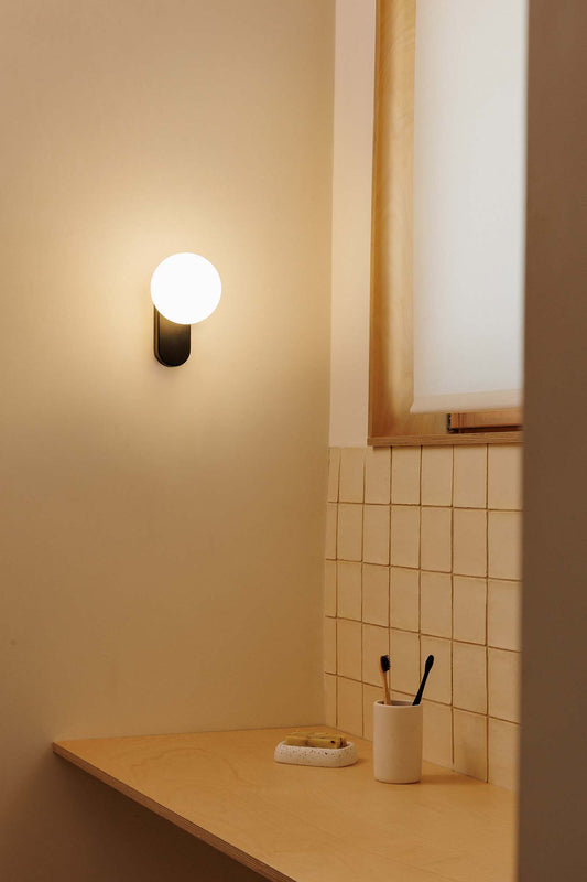 Aplique LED MABE negro mate FARO 62830 en ambiente de baño, luminaria de pared con cristal opal y acero inoxidable IP44