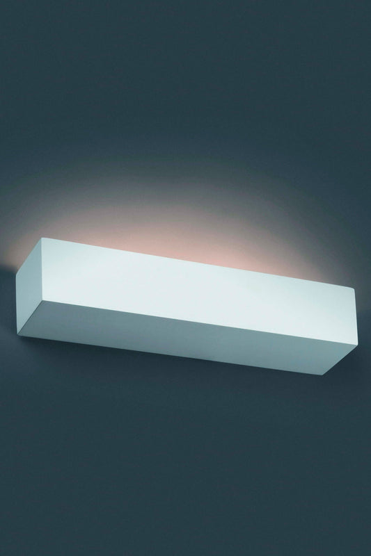 Lámpara de pared EACO 2 en blanco de FARO modelo 63177 instalada en entorno interior contemporáneo, luminaria de superficie en yeso con iluminación G9 LED para pared