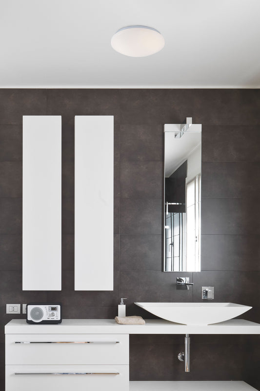 Plafon LED KAO en aluminio cromado instalado en ambiente interior de baño, luminaria superficie de diseño atemporal FARO modelo 63399 para iluminación LED eficiente