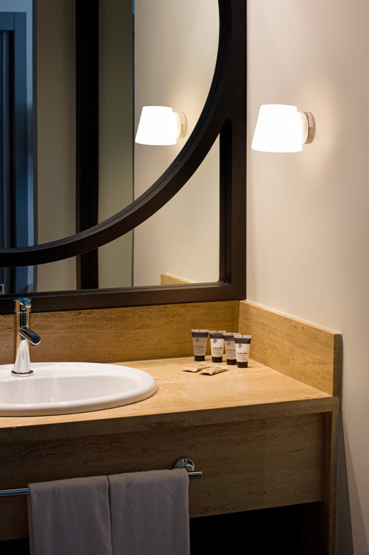 Luminaria de pared BIANCA cromado FARO 63510 en ambiente de baño interior, aplique superficie de aluminio con cristal opal IP44 para iluminación moderna