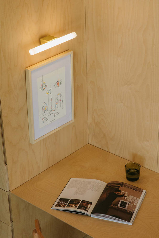 Aplique de pared Calma Linestra amarillo 5W LED de FARO (ref. 63549) en ambiente interior hogareño, luminaria de superficie en acero y cristal IP44 para iluminación cálida