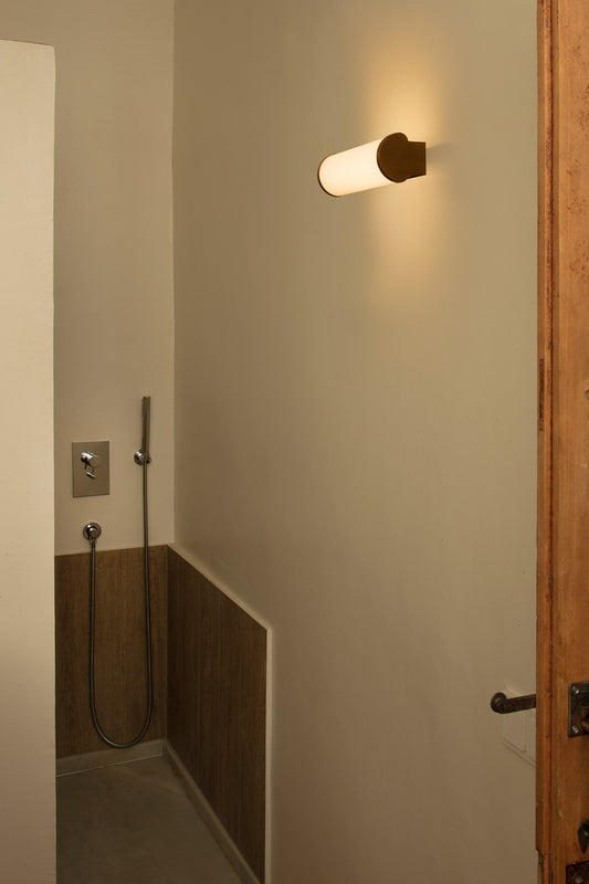 Imagen ambiente de aplique de pared DANUBIO 285 en bronce, 9W LED de FARO modelo 63603, luminaria interior para baño IP44 en aluminio y cristal