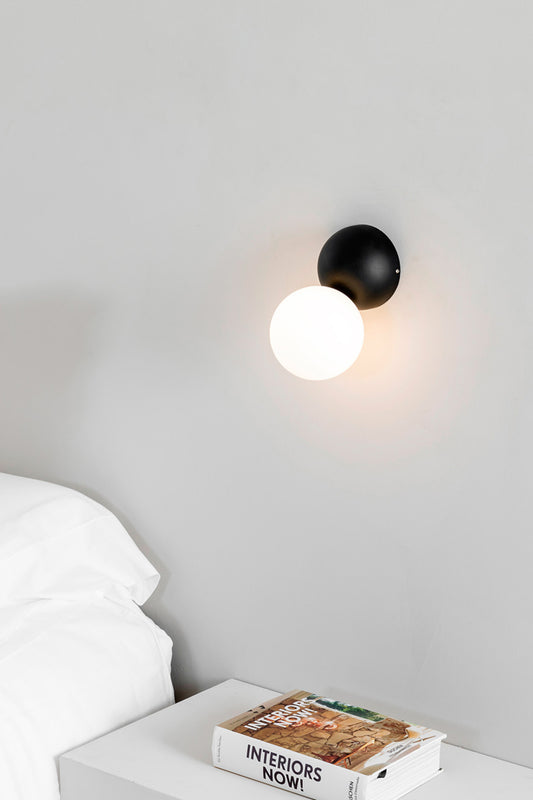 Aplique de pared JOY negro FARO 64027 en imagen ambiente interior, luminaria de superficie en aluminio y cristal LED para iluminación moderna del hogar