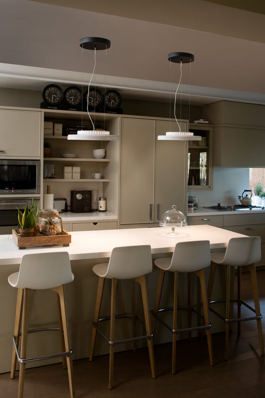 Luminaria colgante DOLME blanca de FARO en ambiente interior minimalista del hogar, iluminación LED suave y diseño suspensión por xJeR Studio