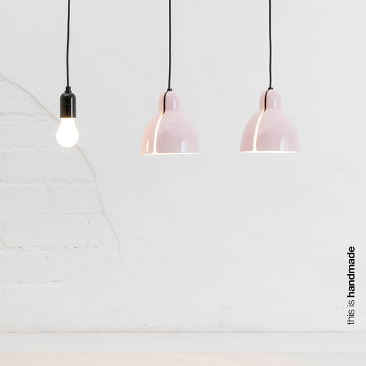 Luminaria colgante VENICE en rosa brillo de FARO, modelo 64257, en ambiente interior minimalista de cerámica artesanal, iluminación cálida y elegante.