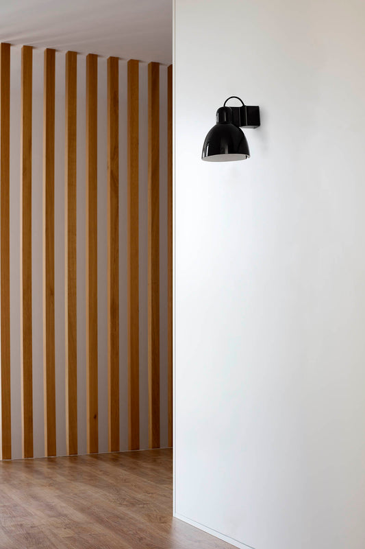 Aplique de pared Venice negro de Faro modelo 64271 en ambiente interior hogareño, luminaria de cerámica y aluminio con diseño artesanal para iluminación moderna.