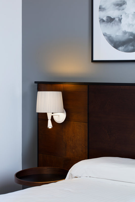 Aplique de pared SAMBA con lector en blanco mate y beige de FARO modelo 64308-35 en ambiente de iluminación interior para hospitality y diseño interior