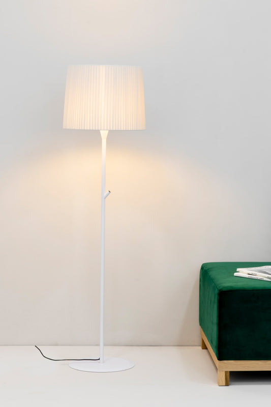 Imagen ambiente de lámpara de pie SAMBA blanca con encintado beige de FARO (64312-41), iluminación interior textil y acero blanco mate para hospitality