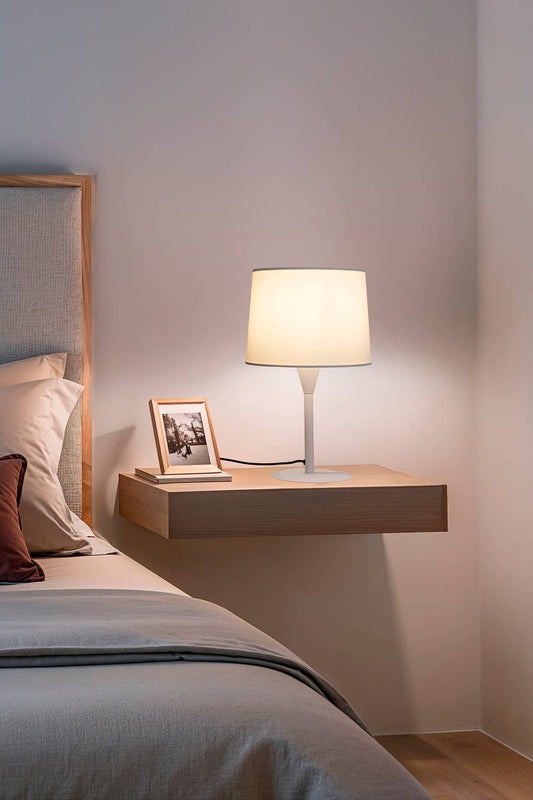 Lámpara de sobremesa CONGA S blanca de FARO (64316-01) en ambiente hogareño de sala de estar, diseño textil y acero para iluminación interior moderna.