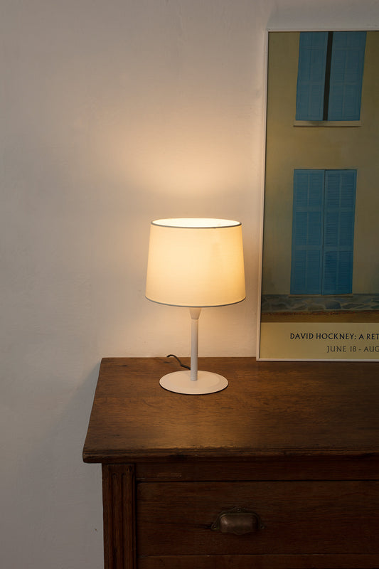 Lámpara de sobremesa CONGA S blanca y beige de FARO (64316-02) en ambiente interior hogareño, diseño en acero y textil para iluminación LED en hogar y hospitality
